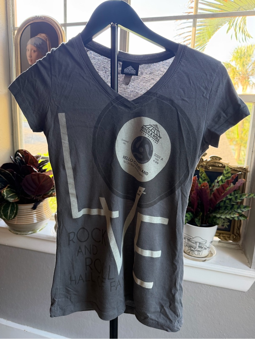 Rock & Roll Hall of Fame “Hello Cleveland” record graphic, women’s size M.